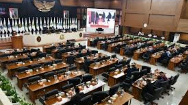 Bey Machmudin Sampaikan Ranperda APBD Provinsi Jawa Barat Tahun 2025 Bey Machmudin Sampaikan Ranperda APBD Provinsi Jawa Barat Tahun 2025