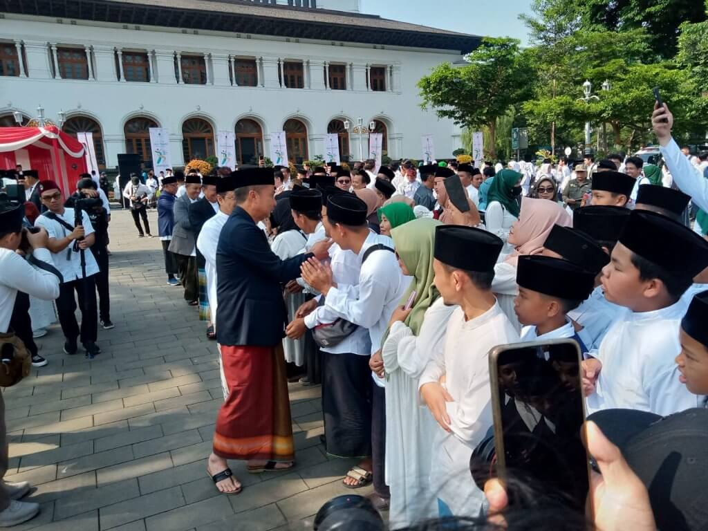 Santri Berprestasi Dapat Kadeudeuh dari Pemda Provinsi Jabar