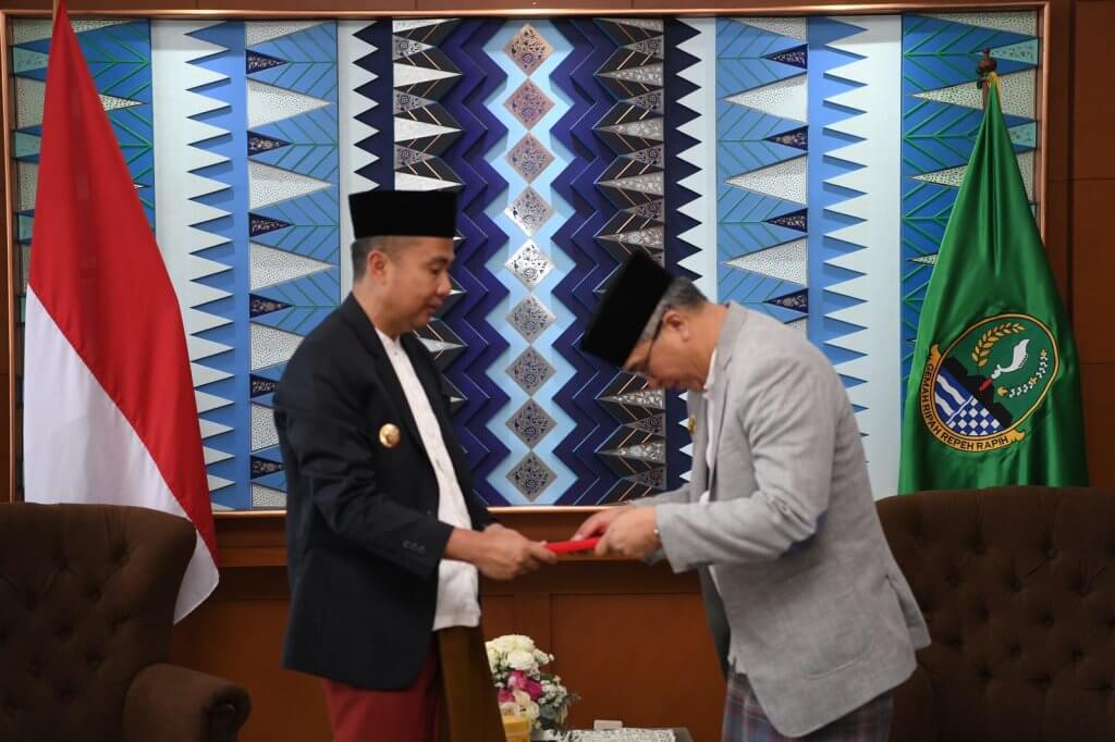 Bey Machmudin Serahkan Keputusan Perpanjangan Masa Jabatan Penjabat Wali Kota Cimahi