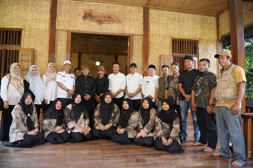 Bey Machmudin: Tradisi Konsumsi Singkong Kampung Adat Cireundeu Perkuat Ketahanan Pangan Jabar Bey Machmudin: Tradisi Konsumsi Singkong Kampung Adat Cireundeu Perkuat Ketahanan Pangan Jabar