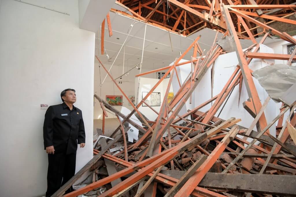 Sekda Herman Suryatman Tinjau Gedung Pusat Kebudayaan Kota Bandung yang Roboh Sekda Herman Suryatman Tinjau Gedung Pusat Kebudayaan Kota Bandung yang Roboh