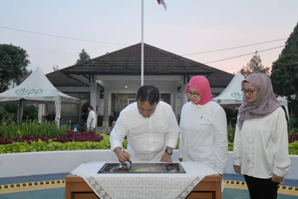 Sekda Herman Resmikan Taman Edukasi Sapi Perah Cikole Sekda Herman Resmikan Taman Edukasi Sapi Perah Cikole