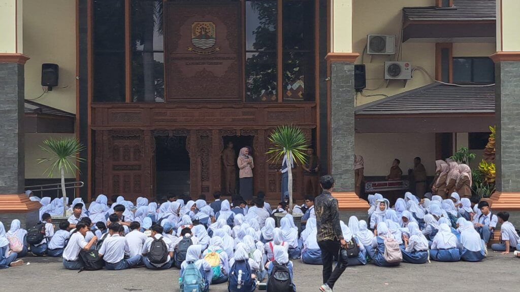 Ketua DPRD Kabupaten Cirebon Ajak Siswa SMA Melek Politik. Ketua DPRD Kabupaten Cirebon Ajak Siswa SMA Melek Politik.