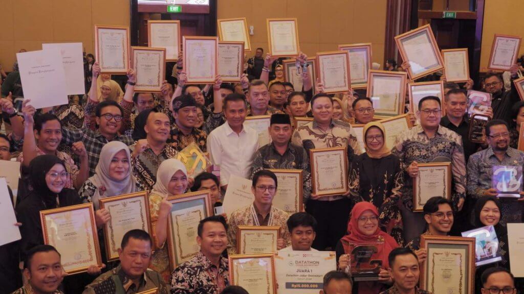 Gubernur Jawa Barat Berikan Penghargaan Satu Data Jabar Awards 2024