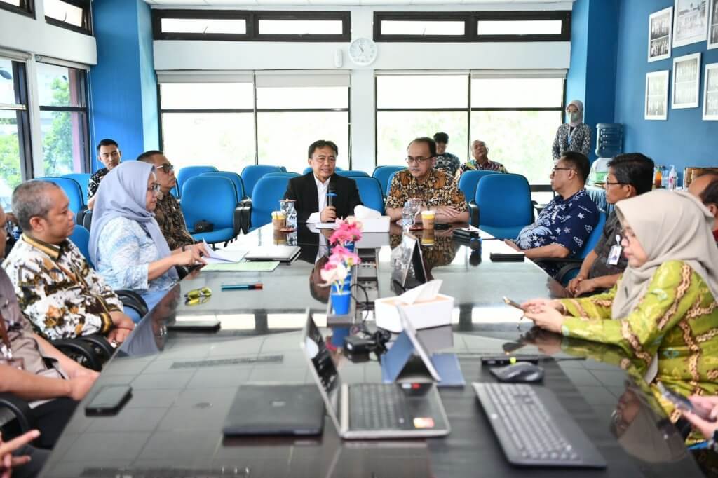 Sekda Herman Suryatman Sebut Suksesor Direktur RSUD Al Ihsan Kompeten di Bidang Kesehatan Sekda Herman Suryatman Sebut Suksesor Direktur RSUD Al Ihsan Kompeten di Bidang Kesehatan