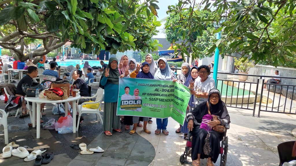 Difasilitasi Edo - Ida, Puluhan Anggota Pengajian dan Arisan Gambirlaya Gelar Piknik Gratis Difasilitasi Edo - Ida, Puluhan Anggota Pengajian dan Arisan Gambirlaya Gelar Piknik Gratis
