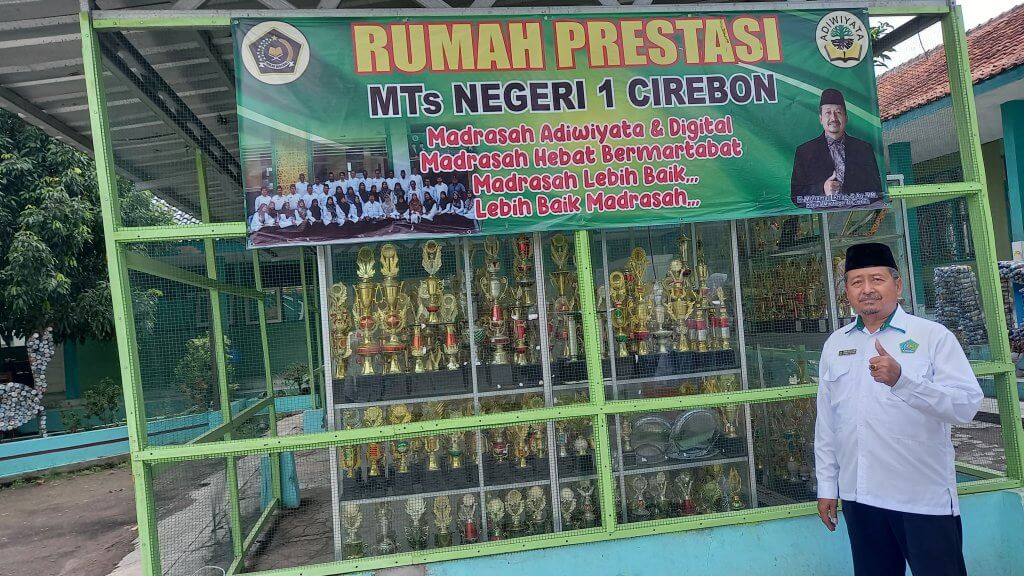 Segudang Prestasi MTsN 1 Cirebon, Buah Kekompakan Kepala Madrasah, Guru & Siswa Segudang Prestasi MTsN 1 Cirebon, Buah Kekompakan Kepala Madrasah, Guru & Siswa