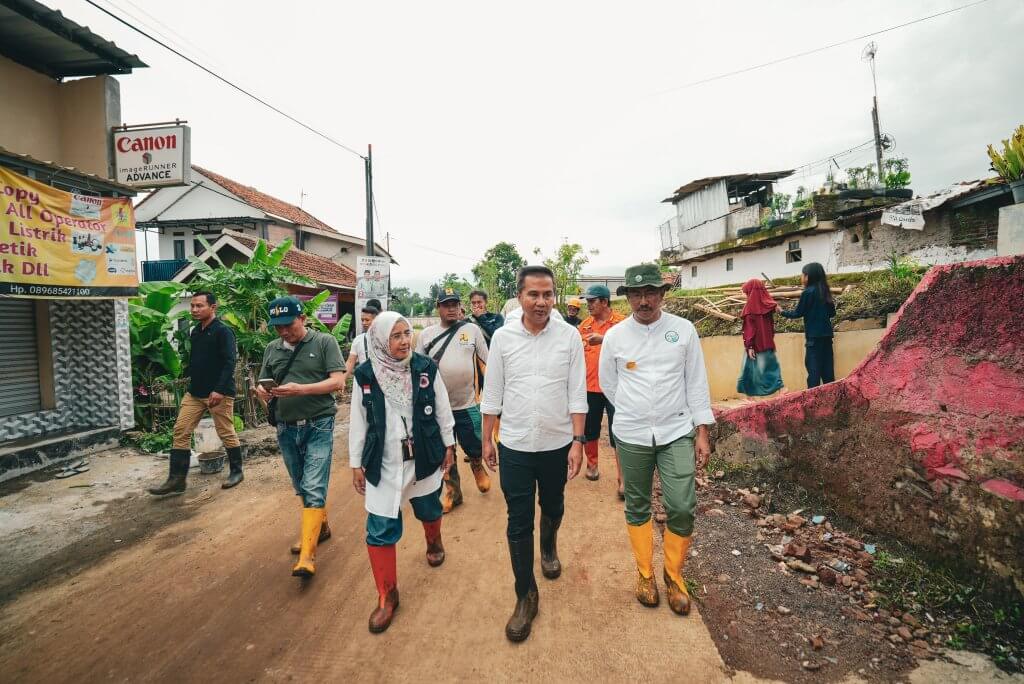 Bey Machmudin Tinjau Solokanjeruk dan Dayeuhkolot Akibat Tanggul Sungai Jebol Bey Machmudin Tinjau Solokanjeruk dan Dayeuhkolot Akibat Tanggul Sungai Jebol