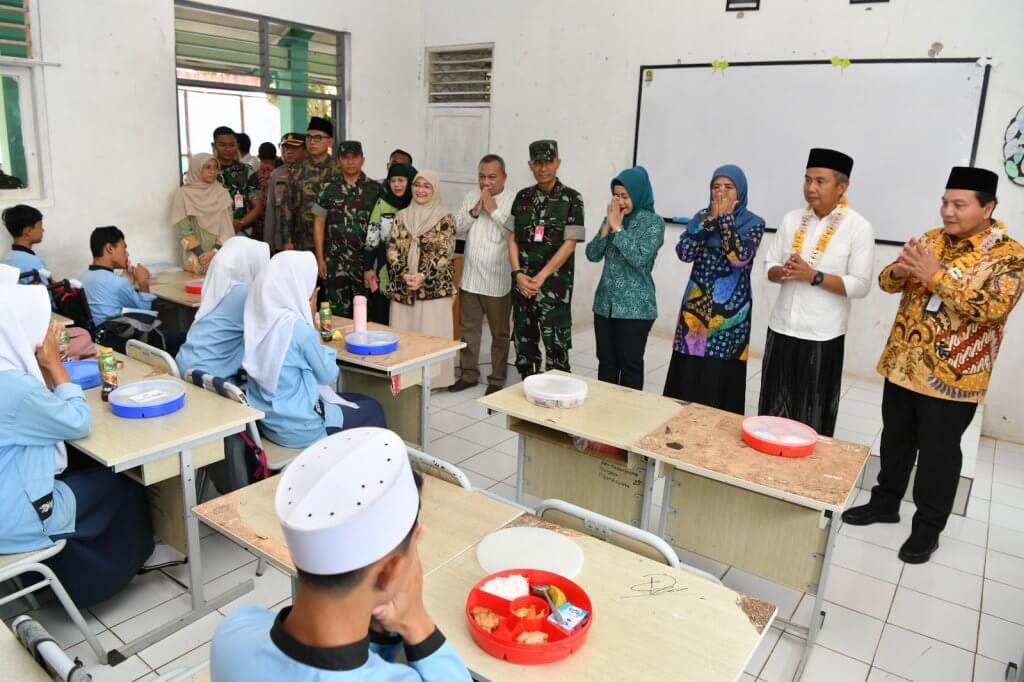 Bey Machmudin Apresiasi Uji Coba Program Makan Gratis di SMP 3 Bogor
