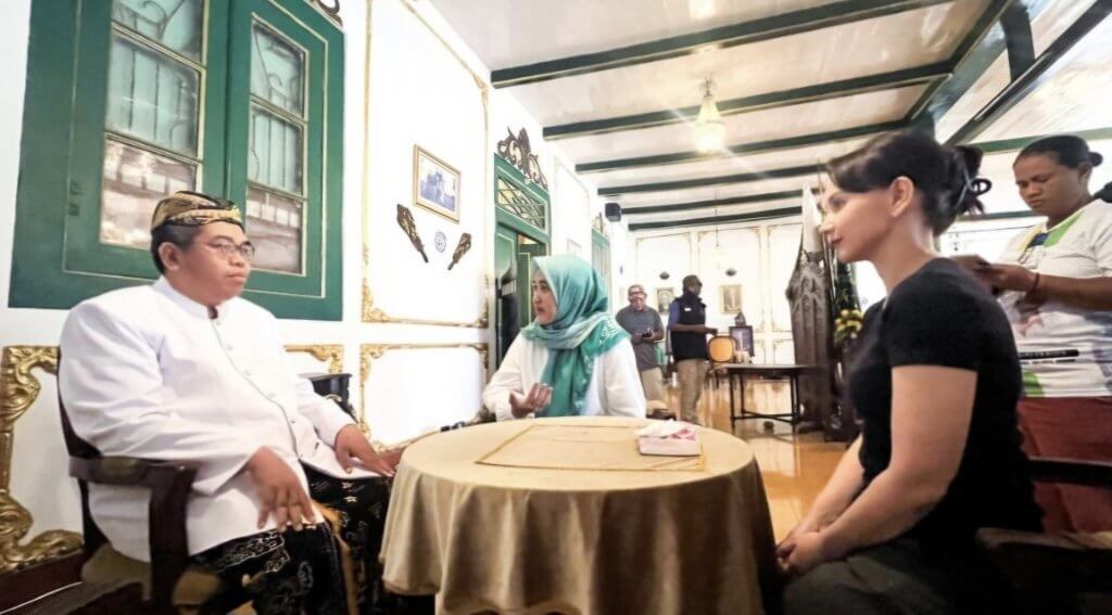 Di Depan Sultan Kacirebonan IX, Paslon 03 Nyatakan Komitmen Dongkrak Pariwisata & Budaya Kota Cirebon Di Depan Sultan Kacirebonan IX, Paslon 03 Nyatakan Komitmen Dongkrak Pariwisata & Budaya Kota Cirebon