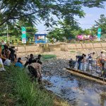 Sektor 6 Satgas Citarum Harum Bersihkan Sampah di Taman Air Baleendah