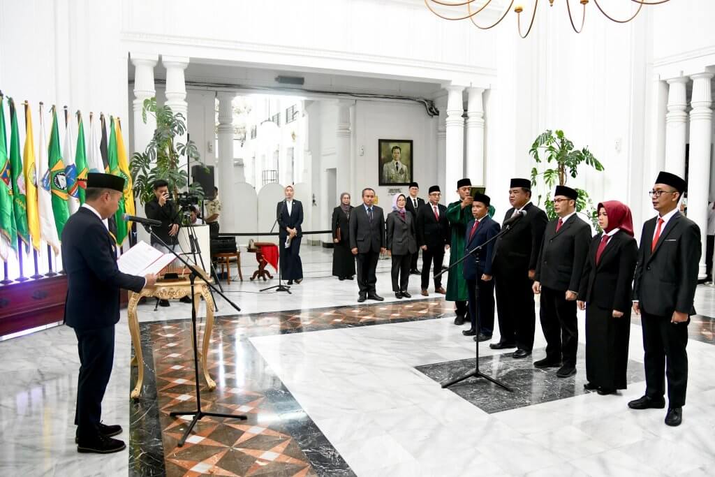 Bey Machmudin Lantik Komisi Informasi Jawa Barat Periode 2024-2028 Bey Machmudin Lantik Komisi Informasi Jawa Barat Periode 2024-2028