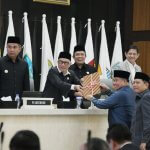 Gubernur Jawa Barat - DPRD Setujui Tiga Ranperda Menjadi Perda