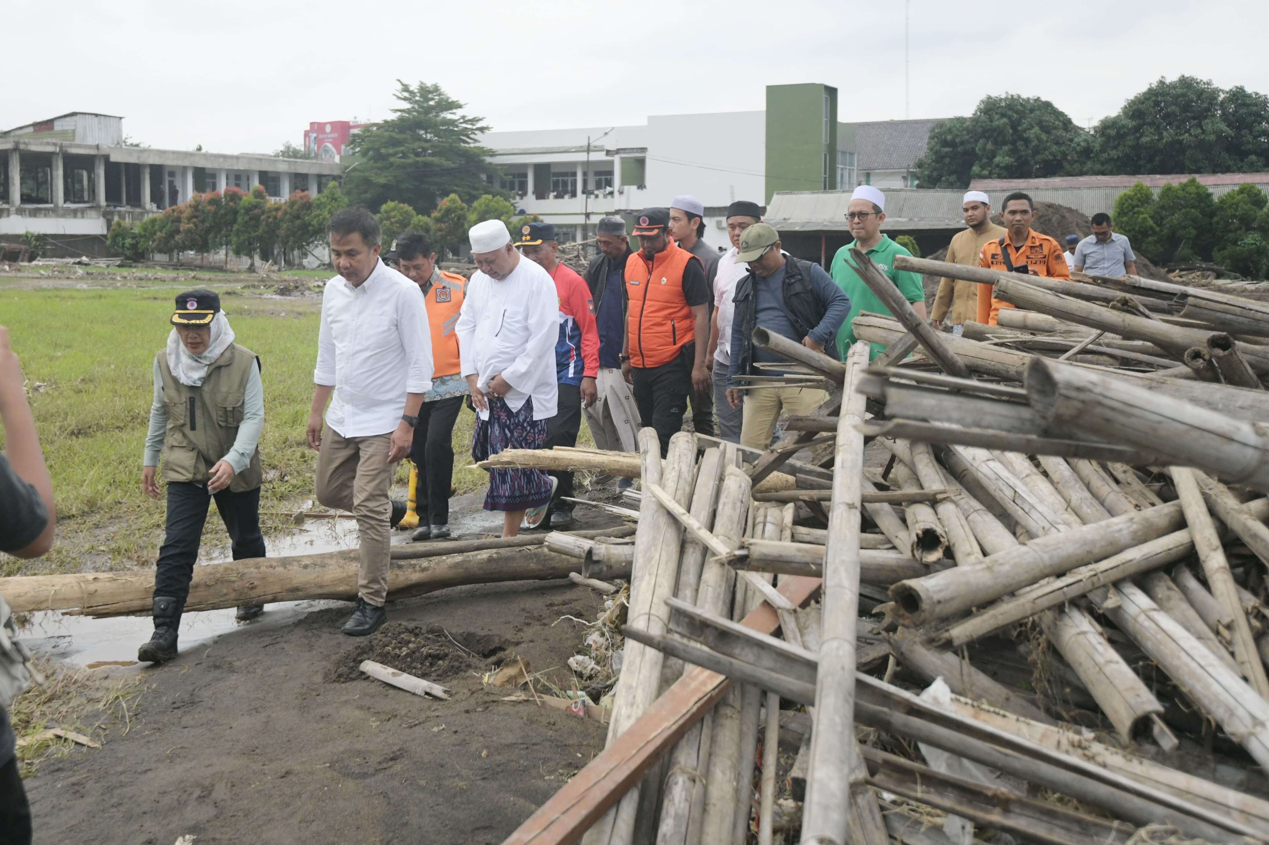 Pj Gubernur Jabar Tinjau Lokasi Banjir Bandang Cirebon