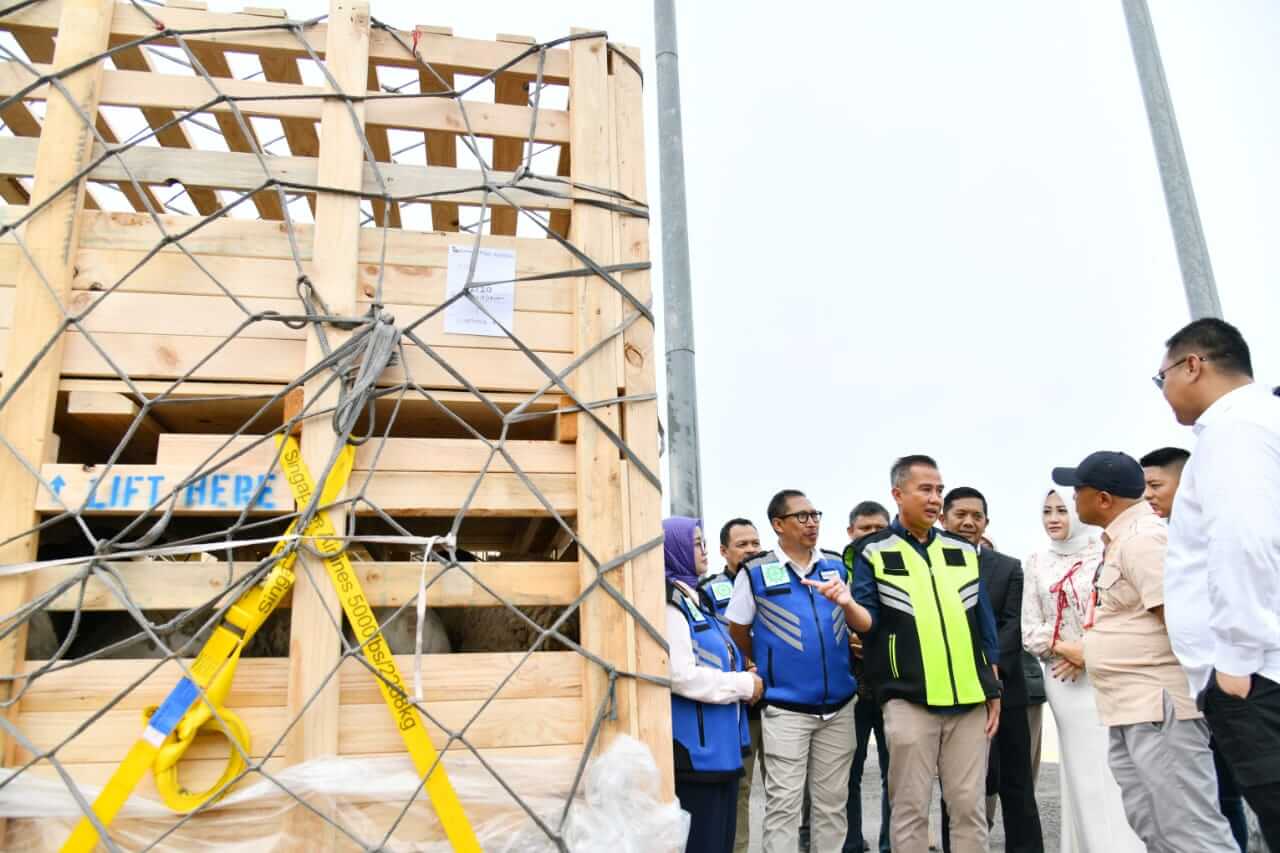 Bey Machmudin Sambut Kedatangan Kargo Perdana di Bandara Kertajati Bey Machmudin Sambut Kedatangan Kargo Perdana di Bandara Kertajati