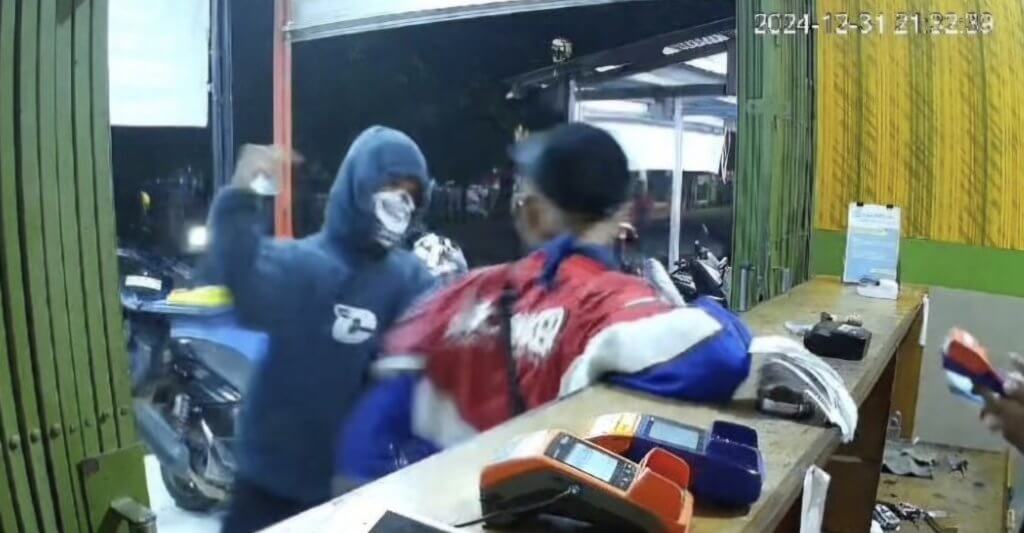 Orang Tak Dikenal Tusuk Anggota Motor Di BRI Link Waled