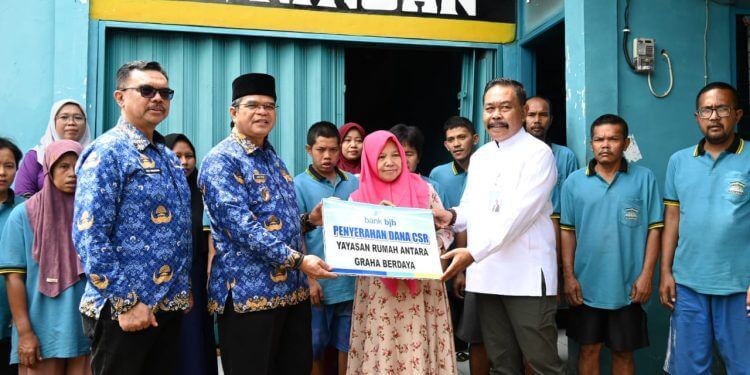 Bank BJB Kuningan Serahkan Bantuan CSR Operasional