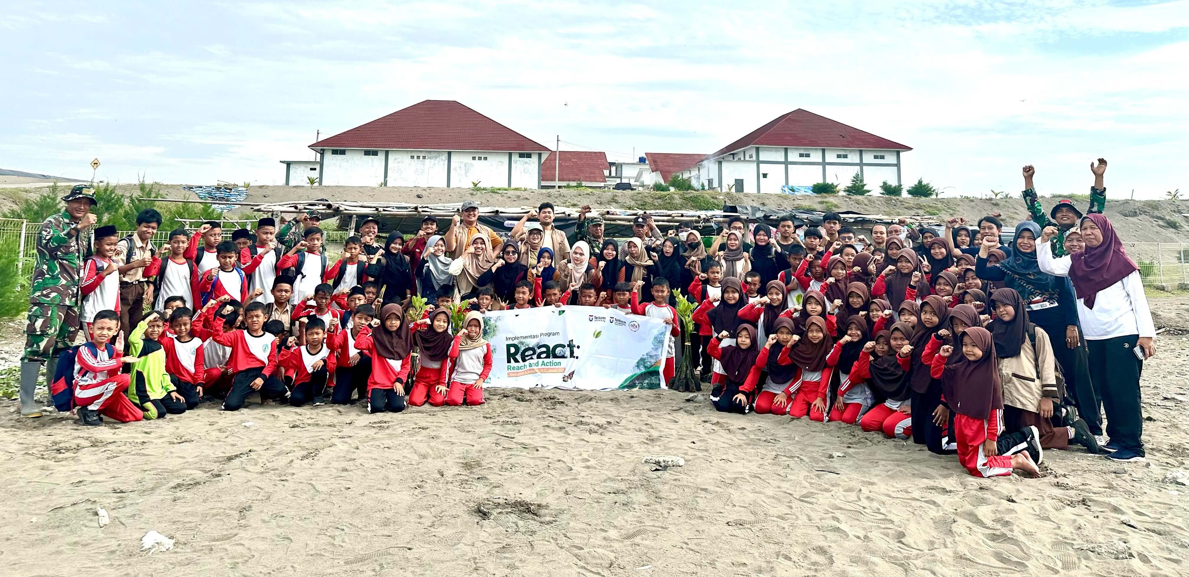 Selamatkan Pesisir, Mahasiswa Telkom University Tanam 300 Mangrove di Kebumen