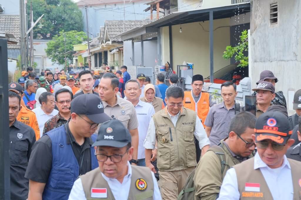 Sambangi Warga Terdampak Banjir di Bekasi, Wagub Erwan Setiawan Pastikan Penanganan Berjalan Baik Sambangi Warga Terdampak Banjir di Bekasi, Wagub Erwan Setiawan Pastikan Penanganan Berjalan Baik