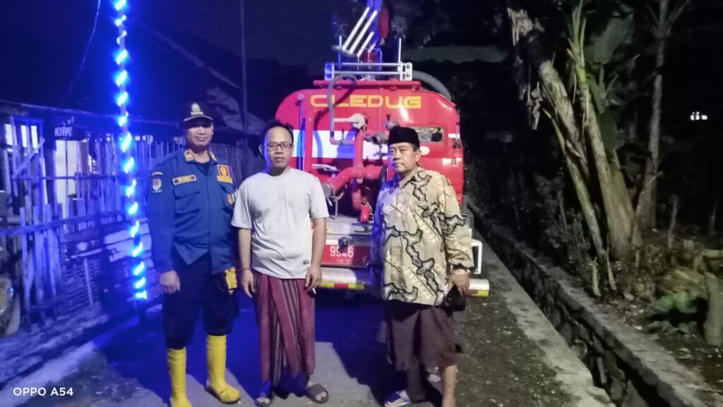 Sarang Tawon 'Vesva' Resahkan Warga Gembongan, Damkar Lakukan Evakuasi Tengah Malam Sarang Tawon 'Vesva' Resahkan Warga Gembongan, Damkar Lakukan Evakuasi Tengah Malam