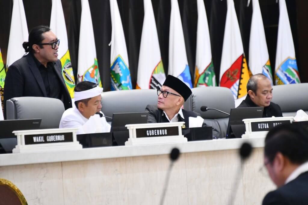 Gubernur Dedi Mulyadi Sampaikan LKPJ 2024 Apresiasi kepada Bey Machmudin