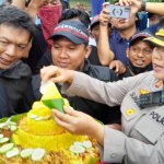 Warga Cirebon Timur Tabur Ikan Lele di Jalan Rusak, Sindir Pedas Pemerintah Daerah