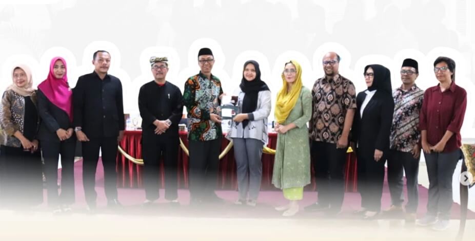 DPRD Kabupaten Cirebon Terima Rancangan Raperda Data Presisi, Komitmen Perkuat Tata Kelola Pemerintahan Berbasis Bukti DPRD Kabupaten Cirebon Terima Rancangan Raperda Data Presisi, Komitmen Perkuat Tata Kelola Pemerintahan Berbasis Bukti