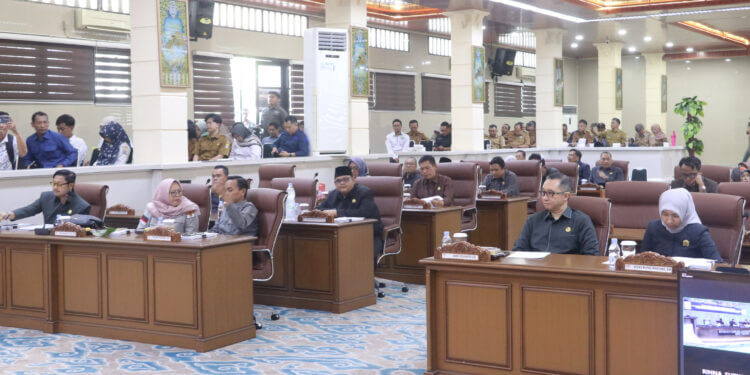 Fraksi-fraksi DPRD Sampaikan Pemandangan Umum Terhadap Raperda Perseroda BPR dan PP APBD Tahun 2024 Fraksi-fraksi DPRD Sampaikan Pemandangan Umum Terhadap Raperda Perseroda BPR dan PP APBD Tahun 2024