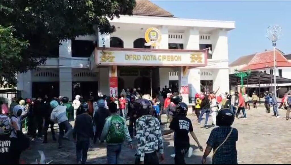 Demo Anarkis di Kota Cirebon, Gedung DPRD Porak-Poranda