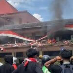 Aksi Massa di DPRD Kabupaten Cirebon Berujung Anarkis, Inventaris Kantor Raib Dijarah Massa