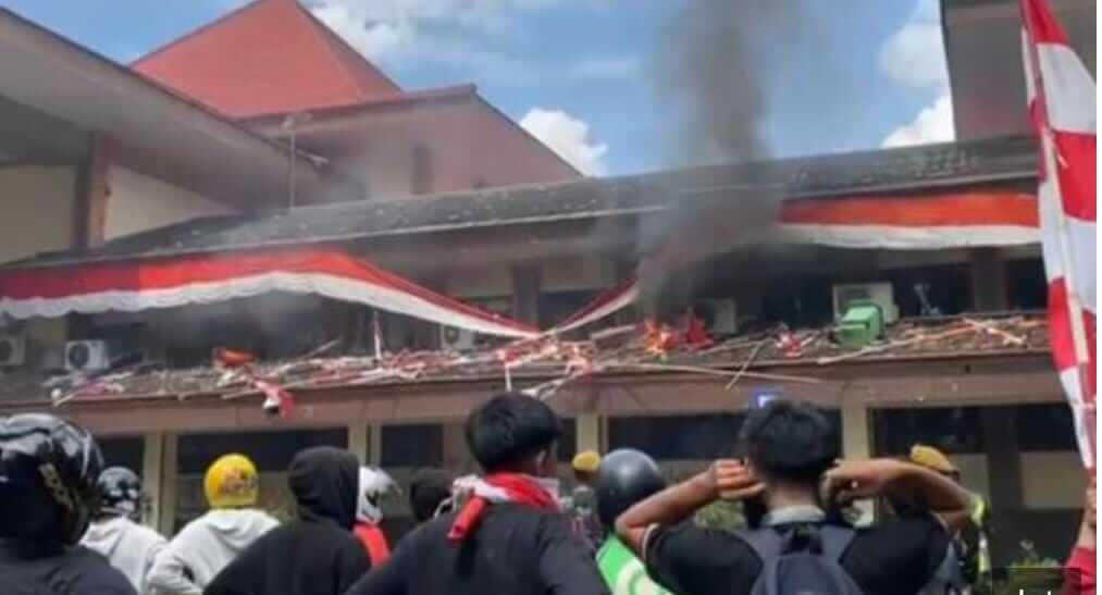 Aksi Massa di DPRD Kabupaten Cirebon Berujung Anarkis, Inventaris Kantor Raib Dijarah Massa