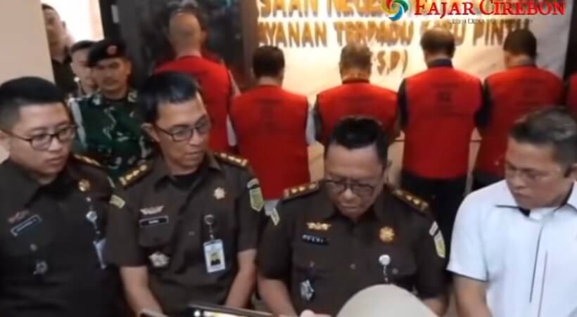 Kejari Kota Cirebon Tetapkan Enam Tersangka Korupsi Proyek Gedung Setda Rp89 Miliar Kejari Kota Cirebon Tetapkan Enam Tersangka Korupsi Proyek Gedung Setda Rp89 Miliar