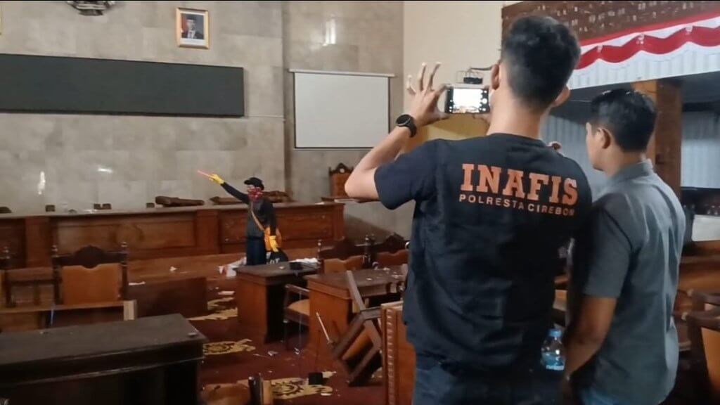 Polisi Buru Pelaku Anarkis di Gedung DPRD Kabupaten Cirebon