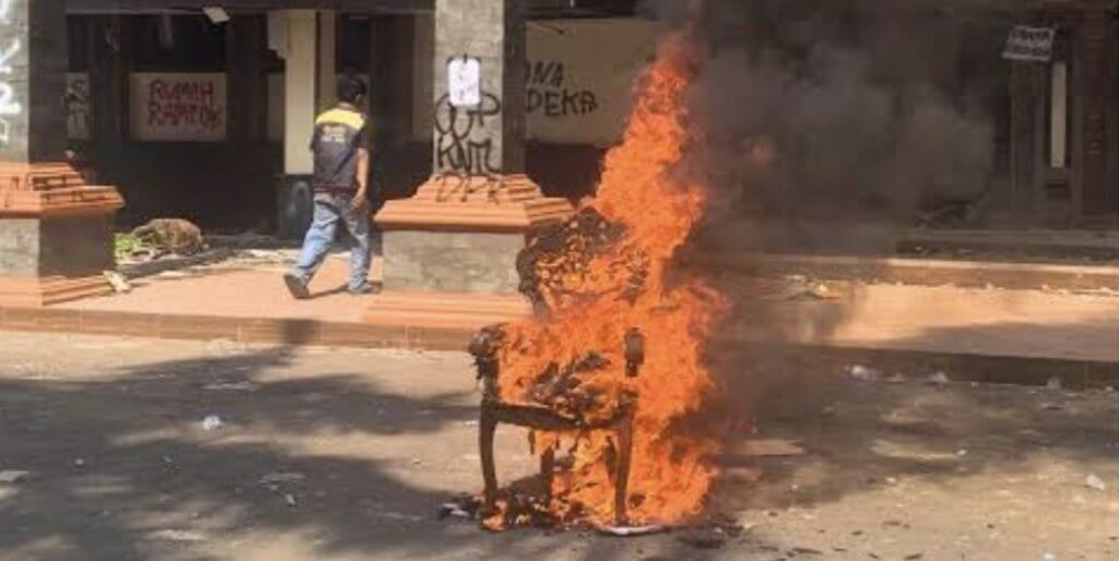 DPRD Kabupaten Cirebon Hitung Kerugian Pascapembakaran dan Penjarahan DPRD Kabupaten Cirebon Hitung Kerugian Pascapembakaran dan Penjarahan