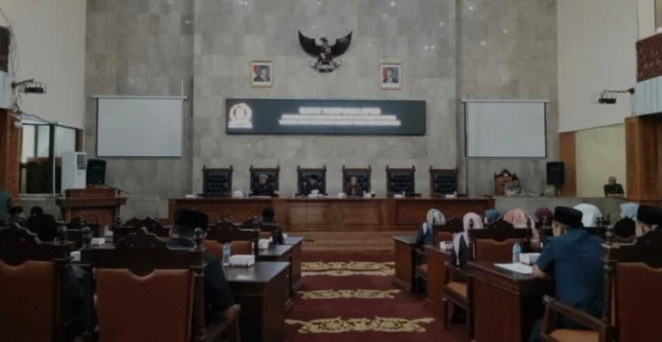 Rapat Paripurna DPRD Cirebon: Fraksi-Fraksi Soroti PAD dan Ketergantungan pada Pusat Rapat Paripurna DPRD Cirebon: Fraksi-Fraksi Soroti PAD dan Ketergantungan pada Pusat