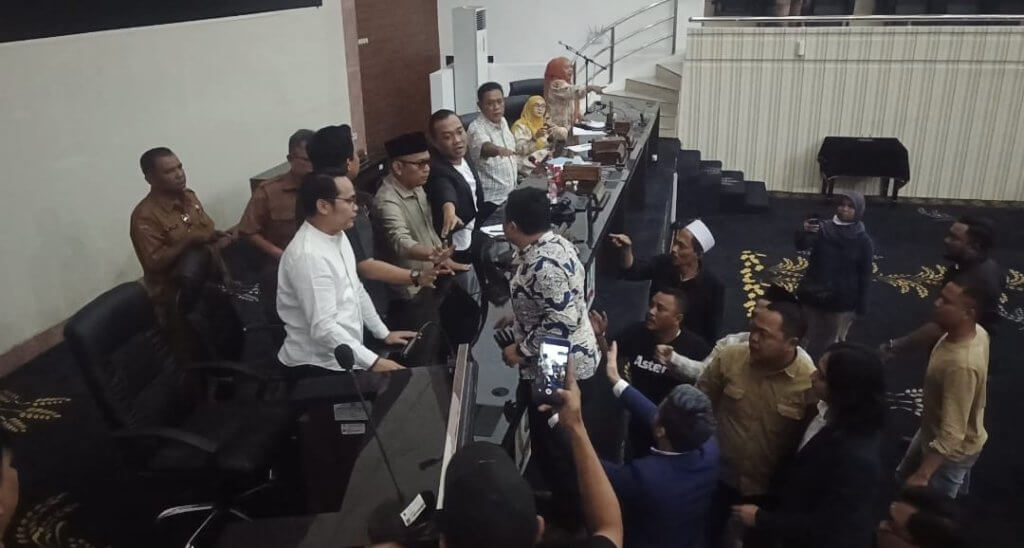 Kadinkes Karawang Dicap Arogan, RDP Komisi IV Berakhir Ricuh