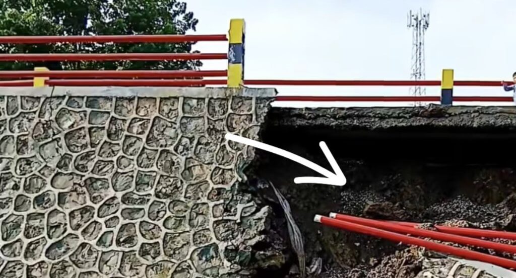 Baru 3 Bulan Diresmikan, Fondasi dan Akses Jalan di Jembatan Gantung Babakan Losari Lor Ambruk! Baru 3 Bulan Diresmikan, Fondasi dan Akses Jalan di Jembatan Gantung Babakan Losari Lor Ambruk!