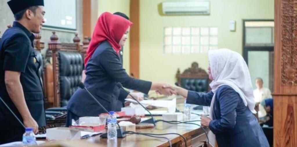 Tujuh Fraksi DPRD Kab Cirebon Sampaikan Pandangan Umum Soal Perda Pajak & Retribusi Daerah Tujuh Fraksi DPRD Kab Cirebon Sampaikan Pandangan Umum Soal Perda Pajak & Retribusi Daerah