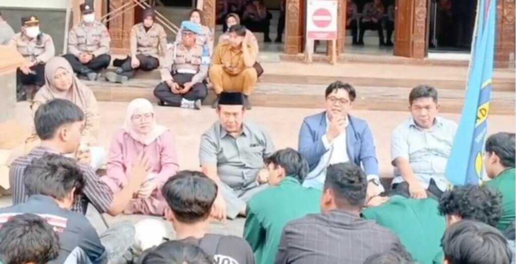 DPRD Kabupaten Cirebon Terima Aspirasi Mahasiswa BEM Cirebon Raya Soal KUHAP Baru dan Isu Daerah DPRD Kabupaten Cirebon Terima Aspirasi Mahasiswa BEM Cirebon Raya Soal KUHAP Baru dan Isu Daerah