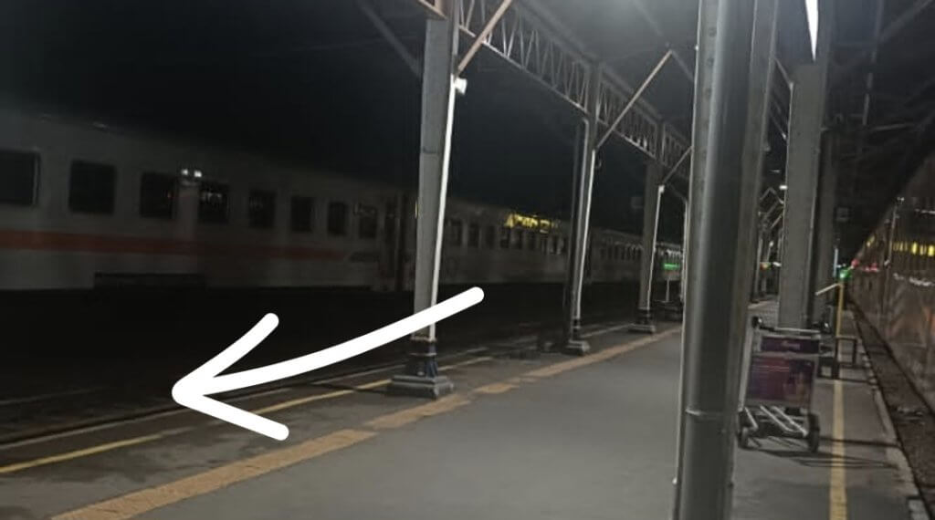 Rel Terendam Banjir, Malam Panjang Penumpang Kereta di Semarang