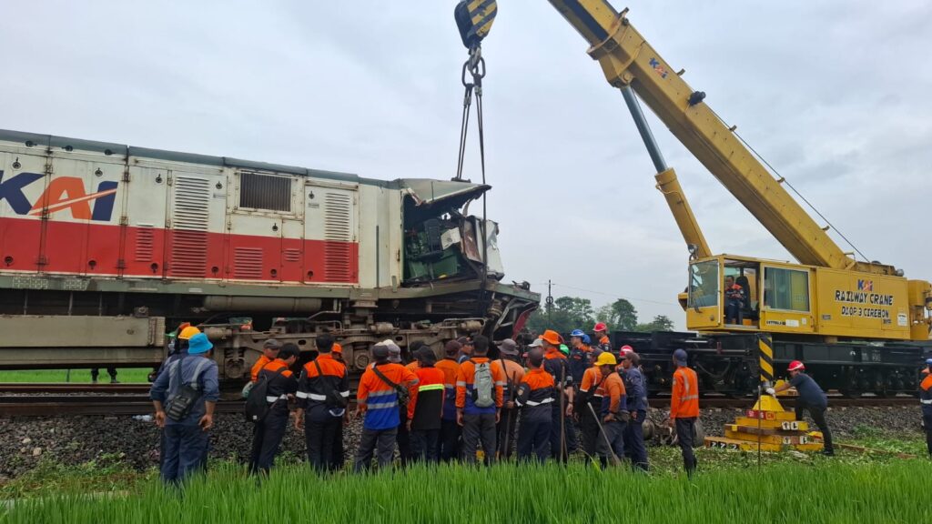 KA Menoreh Tabrak Truk Tangki di Perlintasan KA Dompyong, Tiga Orang Luka-luka KA Menoreh Tabrak Truk Tangki di Perlintasan KA Dompyong, Tiga Orang Luka-luka