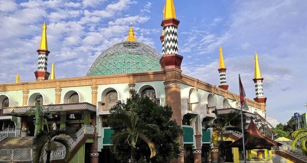 DPRD Dorong Pemkab Cirebon Segera Ambil Alih Pengelolaan Masjid Agung Sumber DPRD Dorong Pemkab Cirebon Segera Ambil Alih Pengelolaan Masjid Agung Sumber