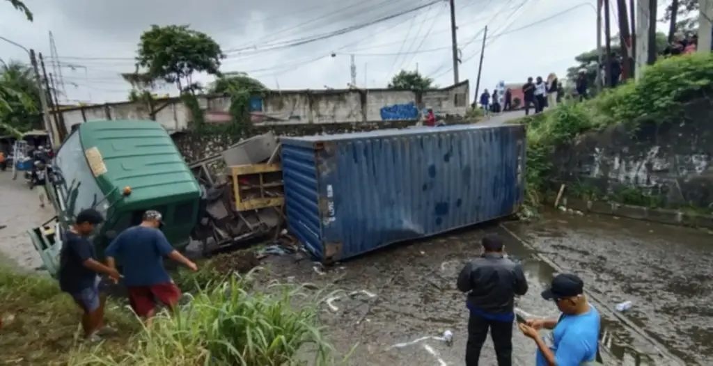 Truk Kontainer Terguling di Karawang, Satu Keluarga Tewas Terhimpit Baja Laka lantas
