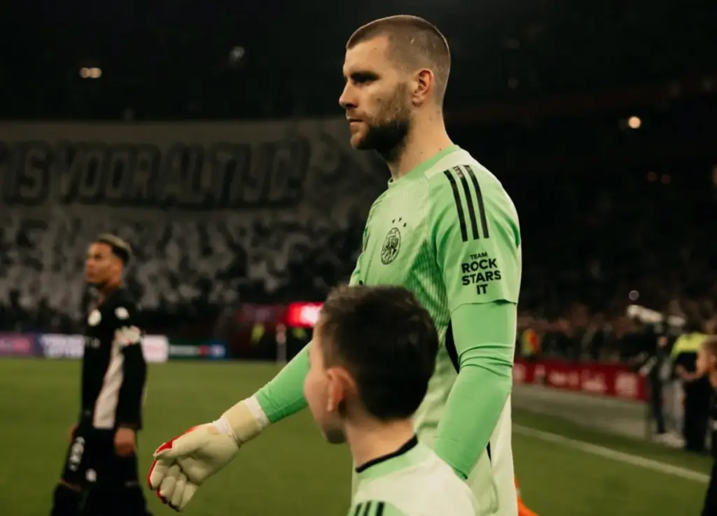 Debut Maarten Paes di Ajax Bikin Penasaran: 7 Save, VAR Selamatkan, Laga Berakhir Imbang!
