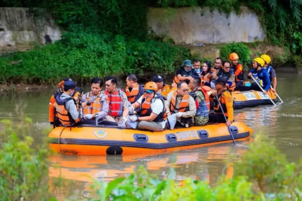 Pemkot Tangsel Bersihkan Residu Kimia di Aliran Sungai