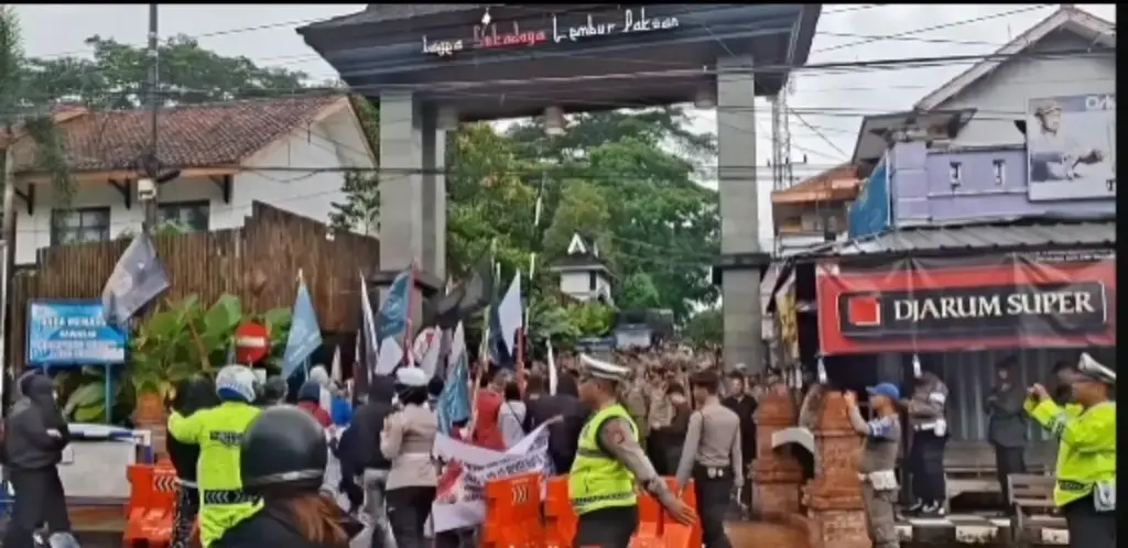 Warga Lembur Pakuan Hadang Pendemo, Proyek Jalan dan Isu 'Makelar' Disorot Demo lembur pakuan