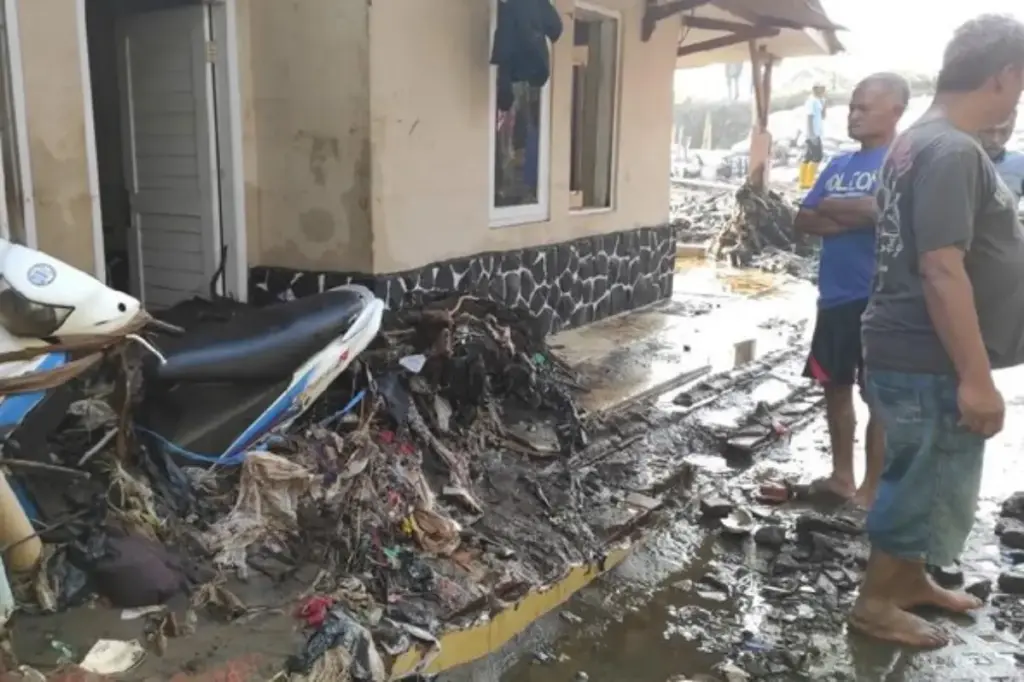 Tanggul Sungai Cisunggalah Jebol, Ratusan KK di Majalaya Terdampak Banjir Parah