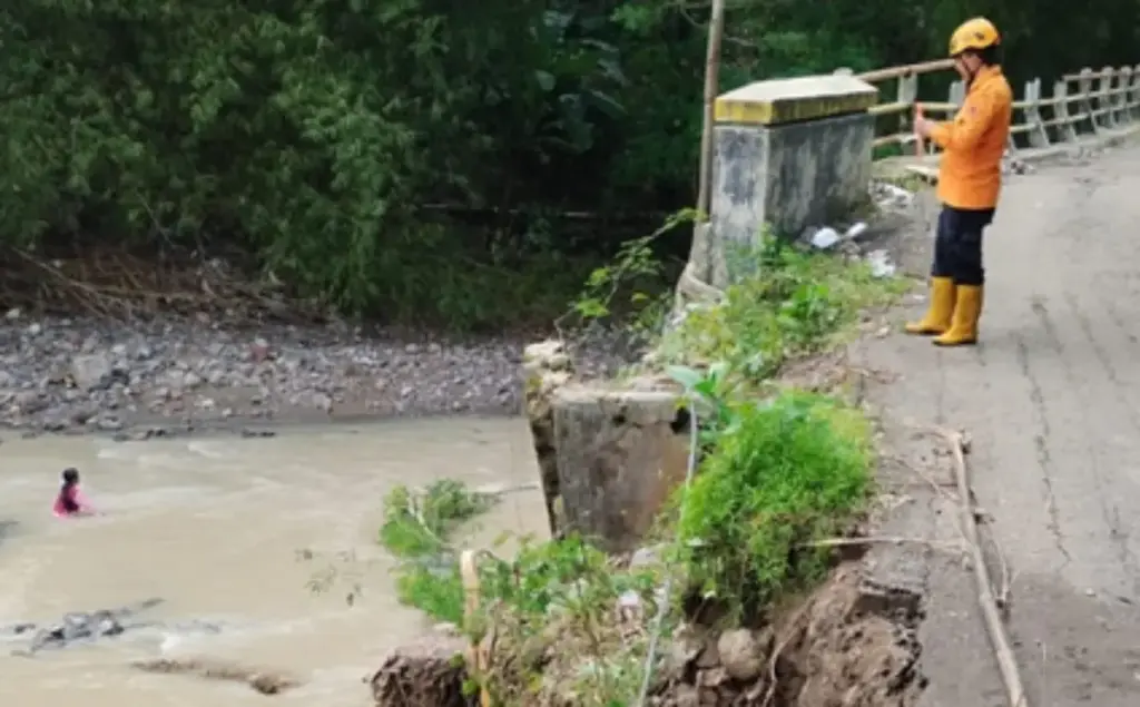 Longsor Tebing Sungai Benda Ancam Putus Akses, Jembatan Lebak Ngok Cirebon Kritis tebing longsor.