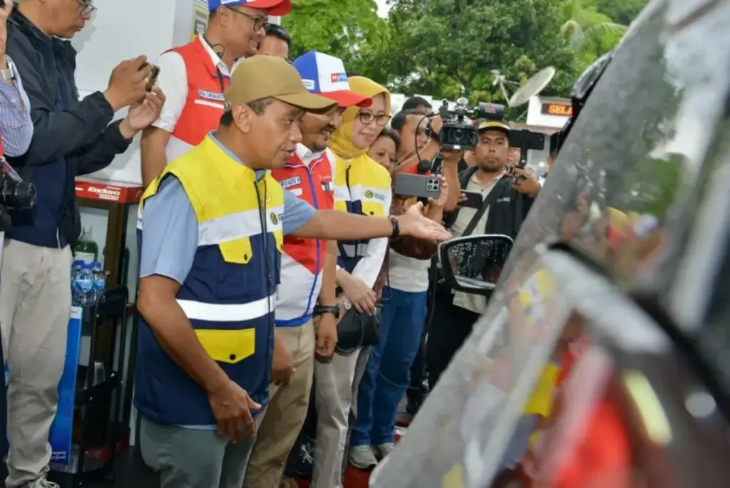 Bahlil melakukan pemantauan langsung kondisi pasokan energi di sejumlah titik layanan energi