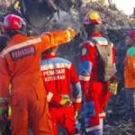 Gunungan sampah longsor bantargebang